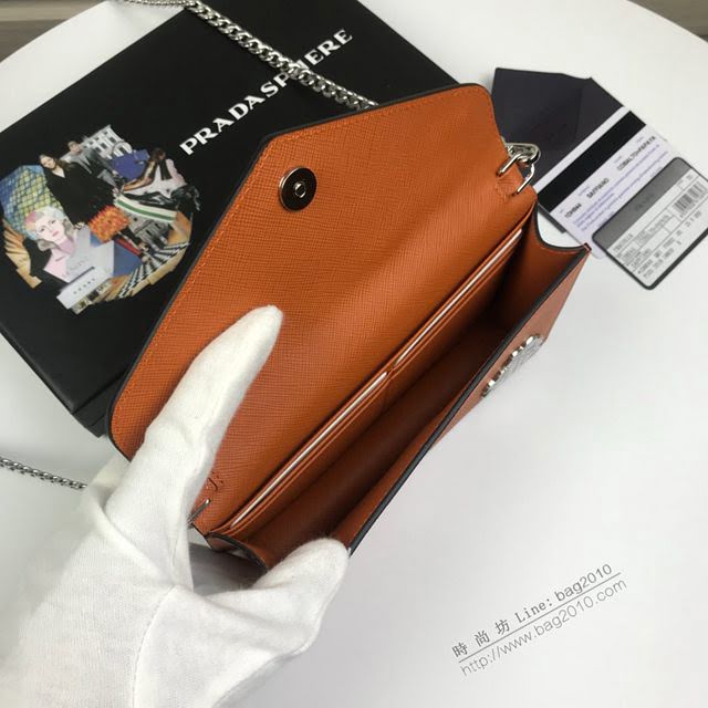 prada女包 普拉達最新聖誕限量款系列 1DH044 月兔徽章 PRADA女士斜挎迷你包 prada翻蓋鏈條女包  pyd2279